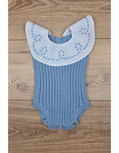 RANA UNISEX CON CUELLO BORDADO A MANO DE ARTESANÍA CARMINA, AZUL INGLÉS. VERANO 26.
