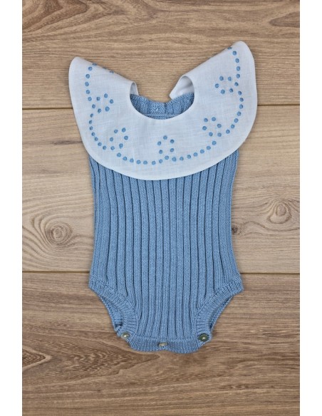 RANA UNISEX CON CUELLO BORDADO A MANO DE ARTESANÍA CARMINA, AZUL INGLÉS. VERANO 26.