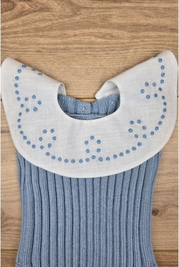 RANA UNISEX CON CUELLO BORDADO A MANO DE ARTESANÍA CARMINA, AZUL INGLÉS. VERANO 26. 2