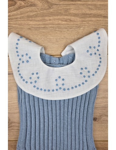 RANA UNISEX CON CUELLO BORDADO A MANO DE ARTESANÍA CARMINA, AZUL INGLÉS. VERANO 26.