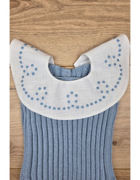 RANA UNISEX CON CUELLO BORDADO A MANO DE ARTESANÍA CARMINA, AZUL INGLÉS. VERANO 26.
