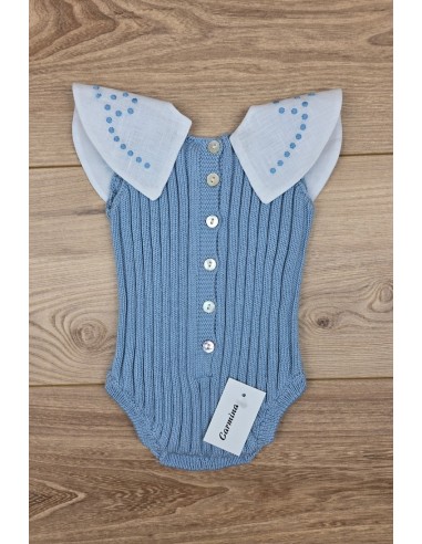RANA UNISEX CON CUELLO BORDADO A MANO DE ARTESANÍA CARMINA, AZUL INGLÉS. VERANO 26.