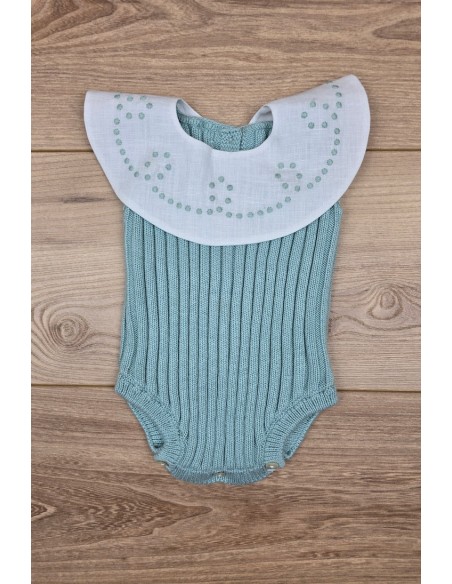 RANA UNISEX CON CUELLO BORDADO A MANO DE ARTESANÍA CARMINA, VERDE AGUA. VERANO 26.