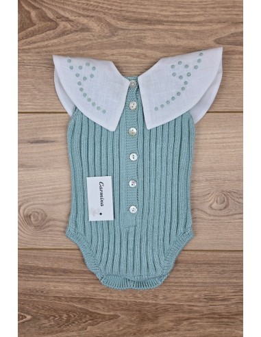 RANA UNISEX CON CUELLO BORDADO A MANO DE ARTESANÍA CARMINA, VERDE AGUA. VERANO 26.