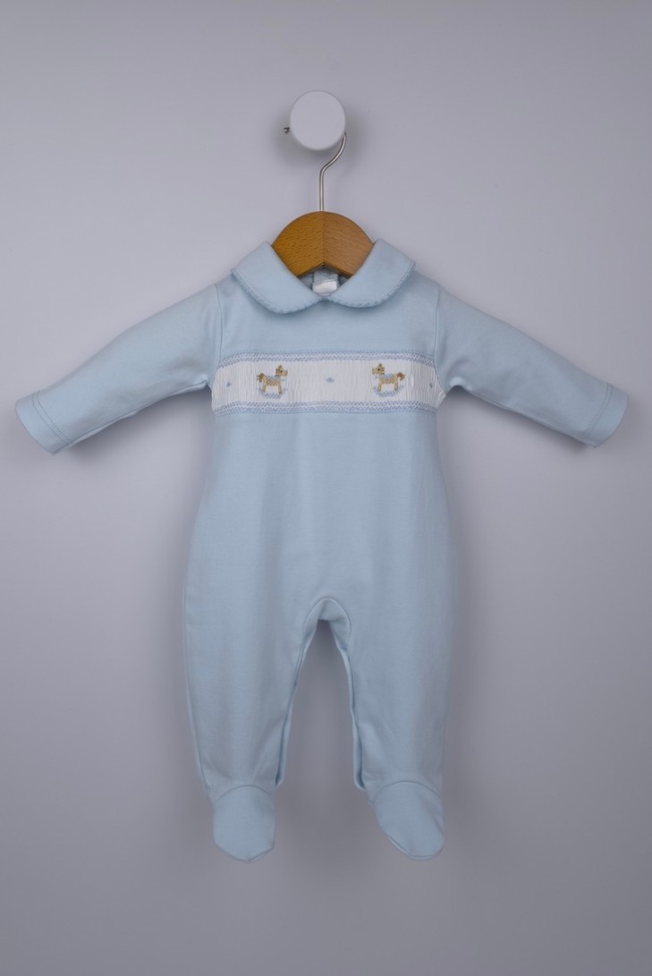 PIJAMA PUNTO SMOCK CABALLITO MADERA, CELESTE. VERANO 26.