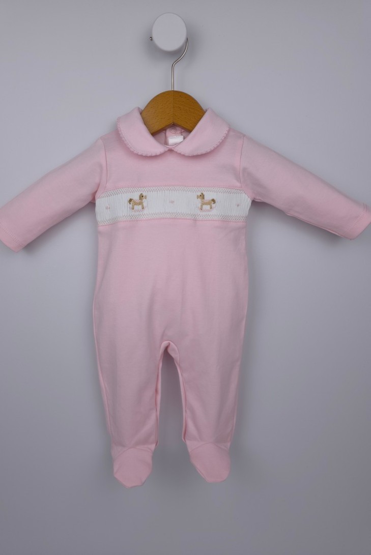 PIJAMA PUNTO SMOCK CABALLITO MADERA, ROSA. VERANO 26.