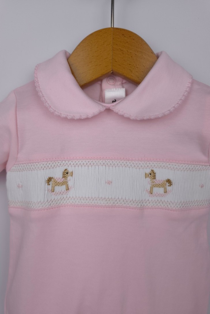 PIJAMA PUNTO SMOCK CABALLITO MADERA, ROSA. VERANO 26.