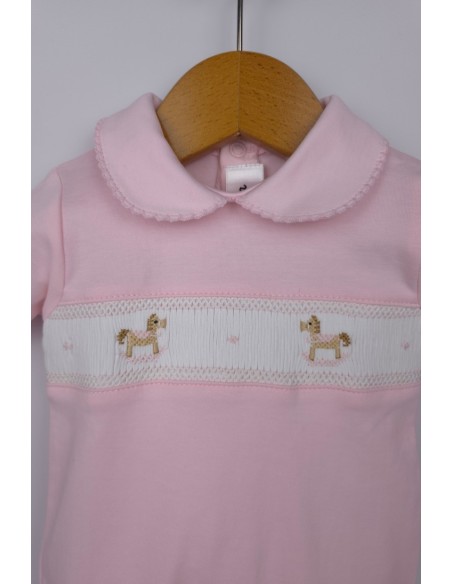 PIJAMA PUNTO SMOCK CABALLITO MADERA, ROSA. VERANO 26.