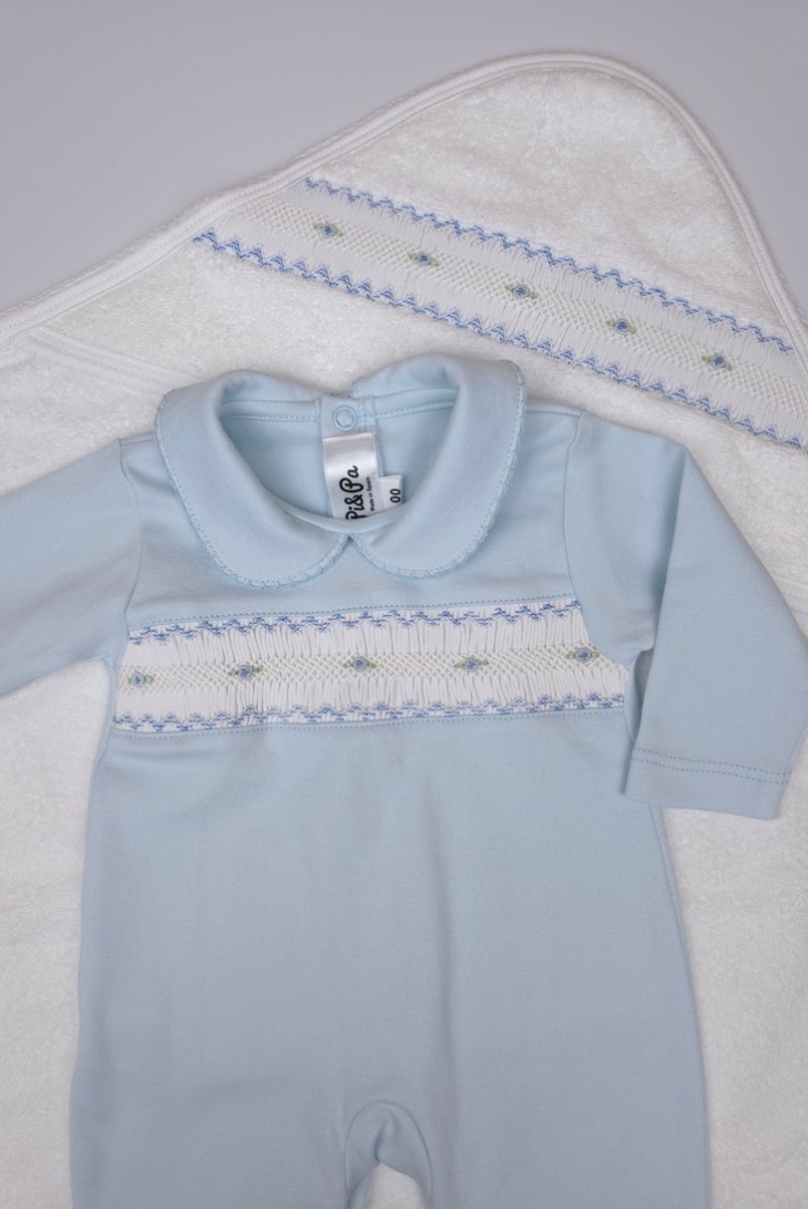 CAPA DE BAÑO PUNTO SMOCK FLOR, CELESTE. VERANO 26.