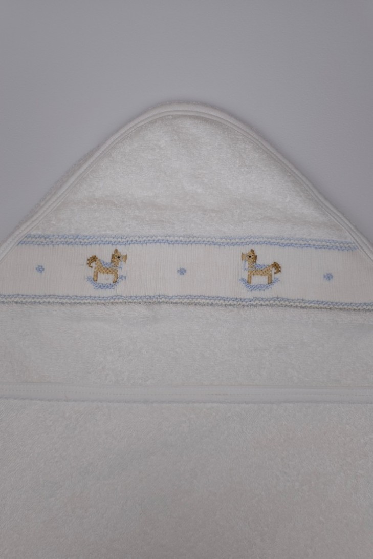 CAPA DE BAÑO PUNTO SMOCK CABALLITO MADERA, CELESTE. VERANO 26.