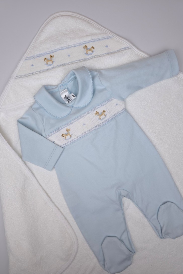 CAPA DE BAÑO PUNTO SMOCK CABALLITO MADERA, CELESTE. VERANO 26.