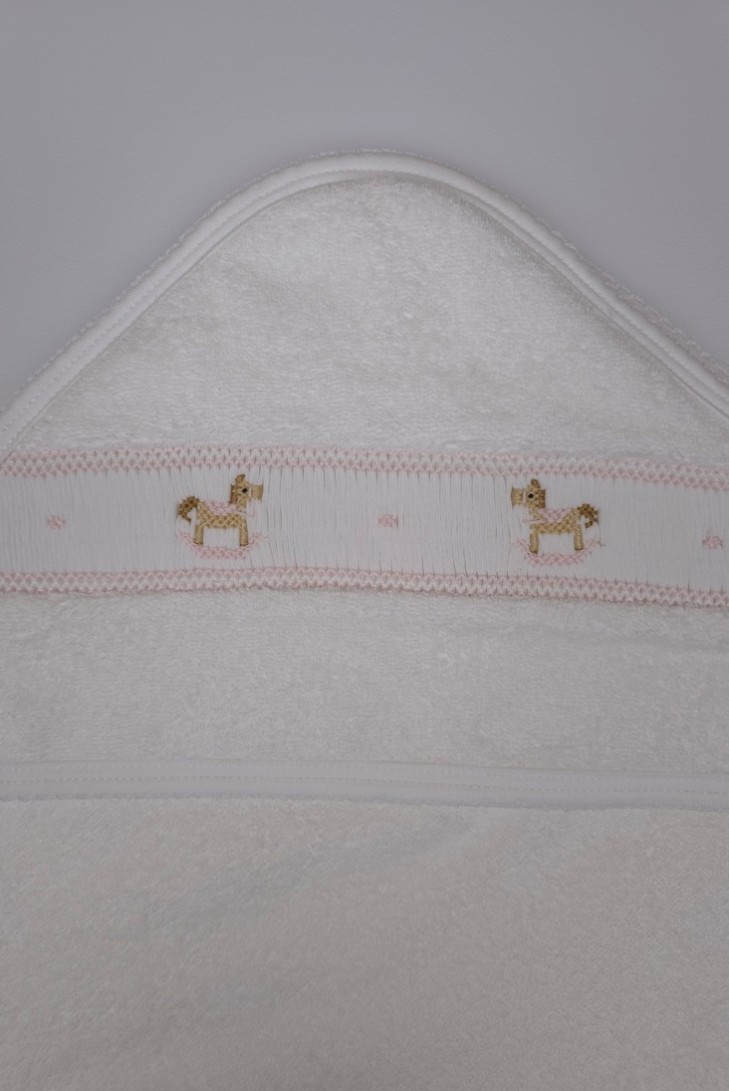 CAPA DE BAÑO PUNTO SMOCK CABALLITO MADERA, ROSA. VERANO 26.