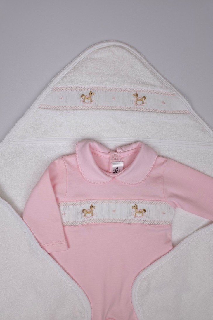 CAPA DE BAÑO PUNTO SMOCK CABALLITO MADERA, ROSA. VERANO 26.