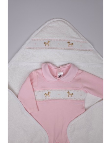 CAPA DE BAÑO PUNTO SMOCK CABALLITO MADERA, ROSA. VERANO 26.