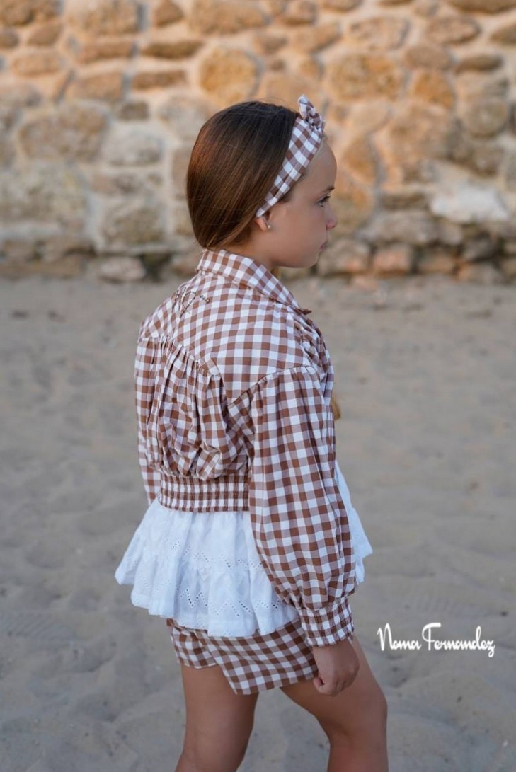 BOMBER NIÑA COLECCIÓN TILO DE NOMA FERNÁNDEZ, VICHY MARRÓN. VERANO 26.