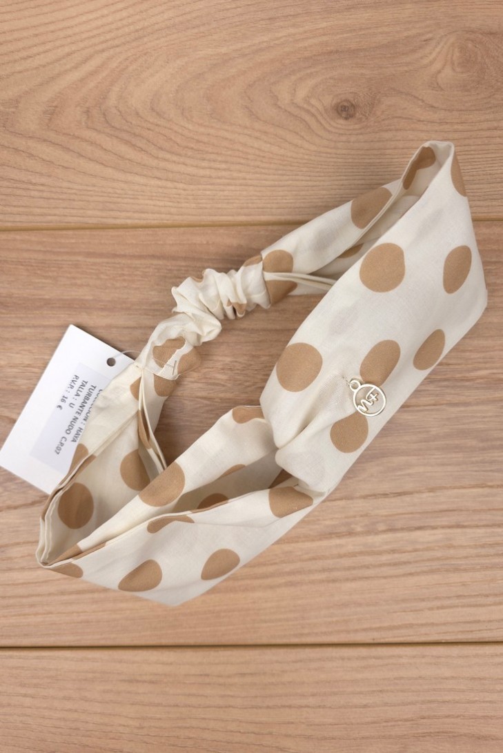 TURBANTE NUDO COLECCIÓN HAYA DE NOMA FERNÁNDEZ, TOPO CAMEL. VERANO 26.