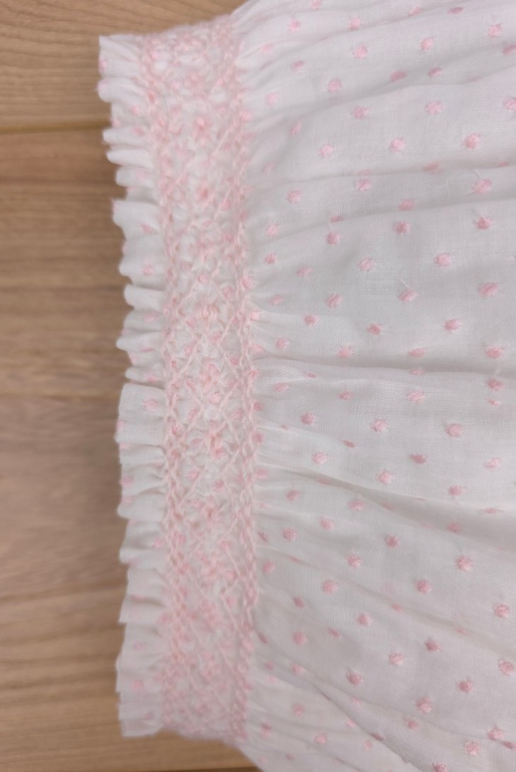 BRAGUITA PUNTO SMOCK DE ARTESANÍA CARMINA, BATISTA PLUMETI BLANCO/ROSA. VERANO 26.