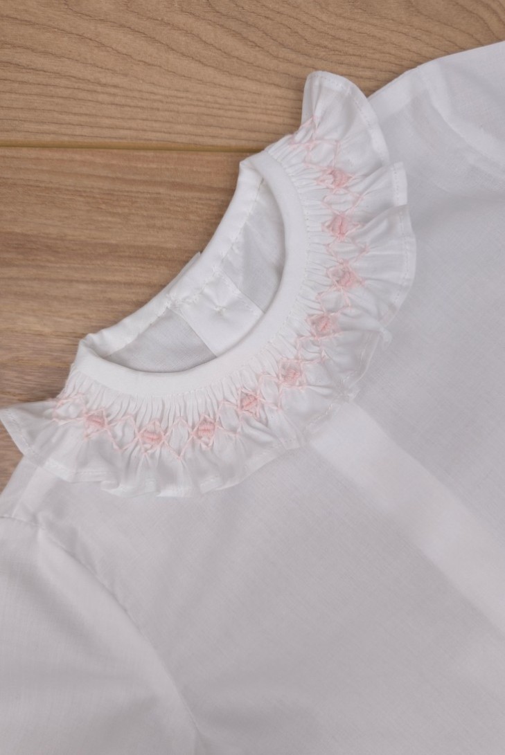 BLUSA CUELLO PUNTO SMOCK MANGA LARGA DE ARTESANÍA CARMINA, BATISTA BLANCA/ROSA. VERANO 26.