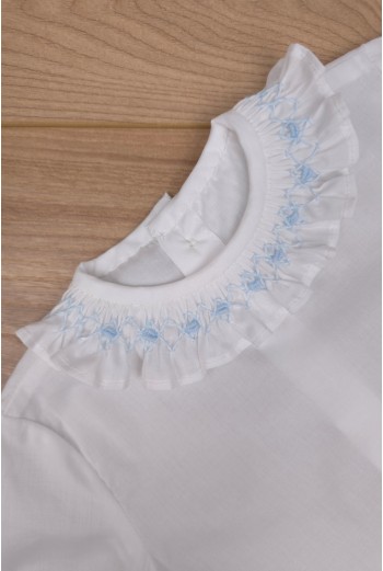 BLUSA CUELLO PUNTO SMOCK MANGA LARGA DE ARTESANÍA CARMINA, BATISTA BLANCA/CELESTE. VERANO 26. 2