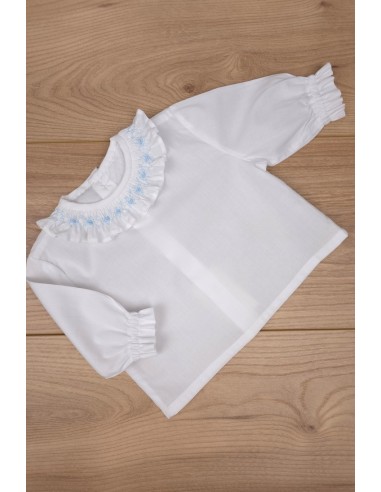BLUSA CUELLO PUNTO SMOCK MANGA LARGA DE ARTESANÍA CARMINA, BATISTA BLANCA/CELESTE. VERANO 26.
