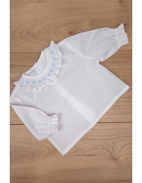 BLUSA CUELLO PUNTO SMOCK MANGA LARGA DE ARTESANÍA CARMINA, BATISTA BLANCA/CELESTE. VERANO 26.