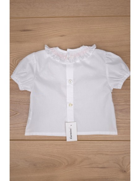BLUSA CUELLO PUNTO SMOCK MANGA CORTA DE ARTESANÍA CARMINA, BATISTA BLANCA/ROSA. VERANO 26.