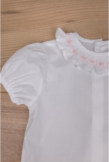 BLUSA CUELLO PUNTO SMOCK MANGA CORTA DE ARTESANÍA CARMINA, BATISTA BLANCA/ROSA. VERANO 26. 2