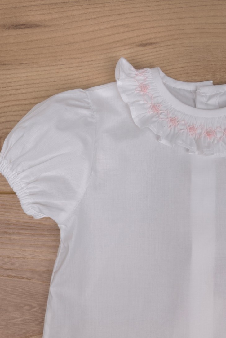 BLUSA CUELLO PUNTO SMOCK MANGA CORTA DE ARTESANÍA CARMINA, BATISTA BLANCA/ROSA. VERANO 26.