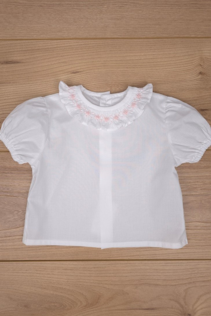 BLUSA CUELLO PUNTO SMOCK MANGA CORTA DE ARTESANÍA CARMINA, BATISTA BLANCA/ROSA. VERANO 26.