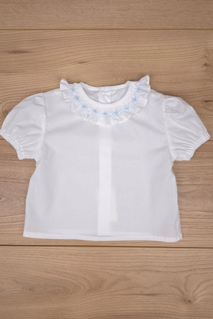 BLUSA CUELLO PUNTO SMOCK MANGA CORTA DE ARTESANÍA CARMINA, BATISTA BLANCA/CELESTE. VERANO 26.