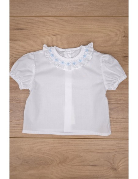 BLUSA CUELLO PUNTO SMOCK MANGA CORTA DE ARTESANÍA CARMINA, BATISTA BLANCA/CELESTE. VERANO 26.
