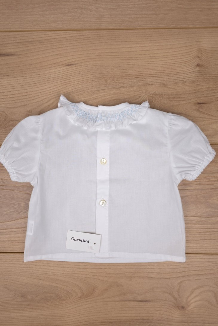BLUSA CUELLO PUNTO SMOCK MANGA CORTA DE ARTESANÍA CARMINA, BATISTA BLANCA/CELESTE. VERANO 26.