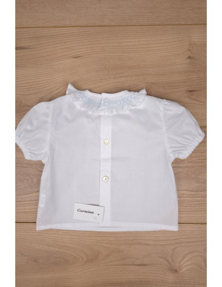 BLUSA CUELLO PUNTO SMOCK MANGA CORTA DE ARTESANÍA CARMINA, BATISTA BLANCA/CELESTE. VERANO 26.
