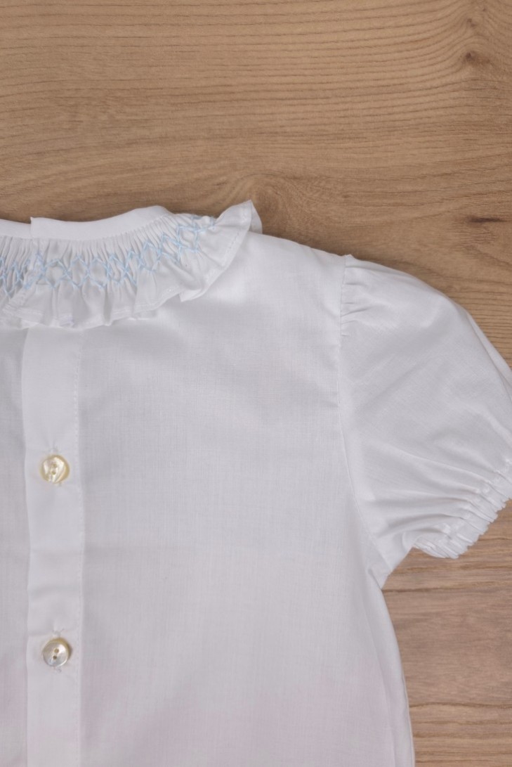 BLUSA CUELLO PUNTO SMOCK MANGA CORTA DE ARTESANÍA CARMINA, BATISTA BLANCA/CELESTE. VERANO 26.