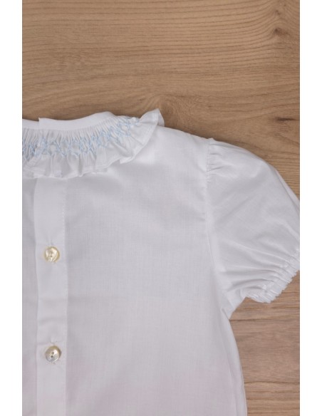 BLUSA CUELLO PUNTO SMOCK MANGA CORTA DE ARTESANÍA CARMINA, BATISTA BLANCA/CELESTE. VERANO 26.