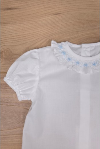 BLUSA CUELLO PUNTO SMOCK MANGA CORTA DE ARTESANÍA CARMINA, BATISTA BLANCA/CELESTE. VERANO 26. 2