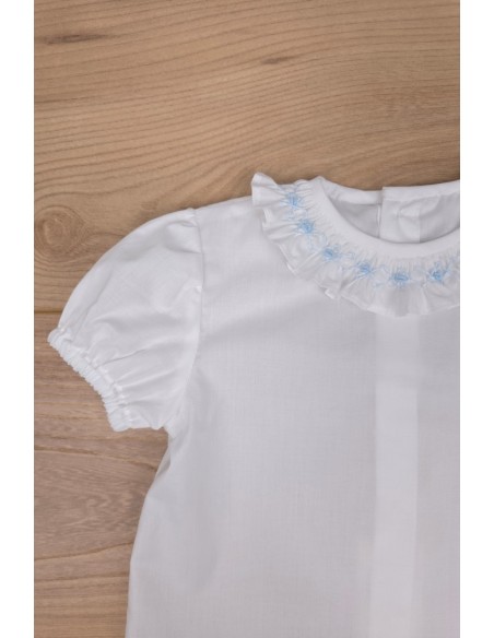 BLUSA CUELLO PUNTO SMOCK MANGA CORTA DE ARTESANÍA CARMINA, BATISTA BLANCA/CELESTE. VERANO 26.