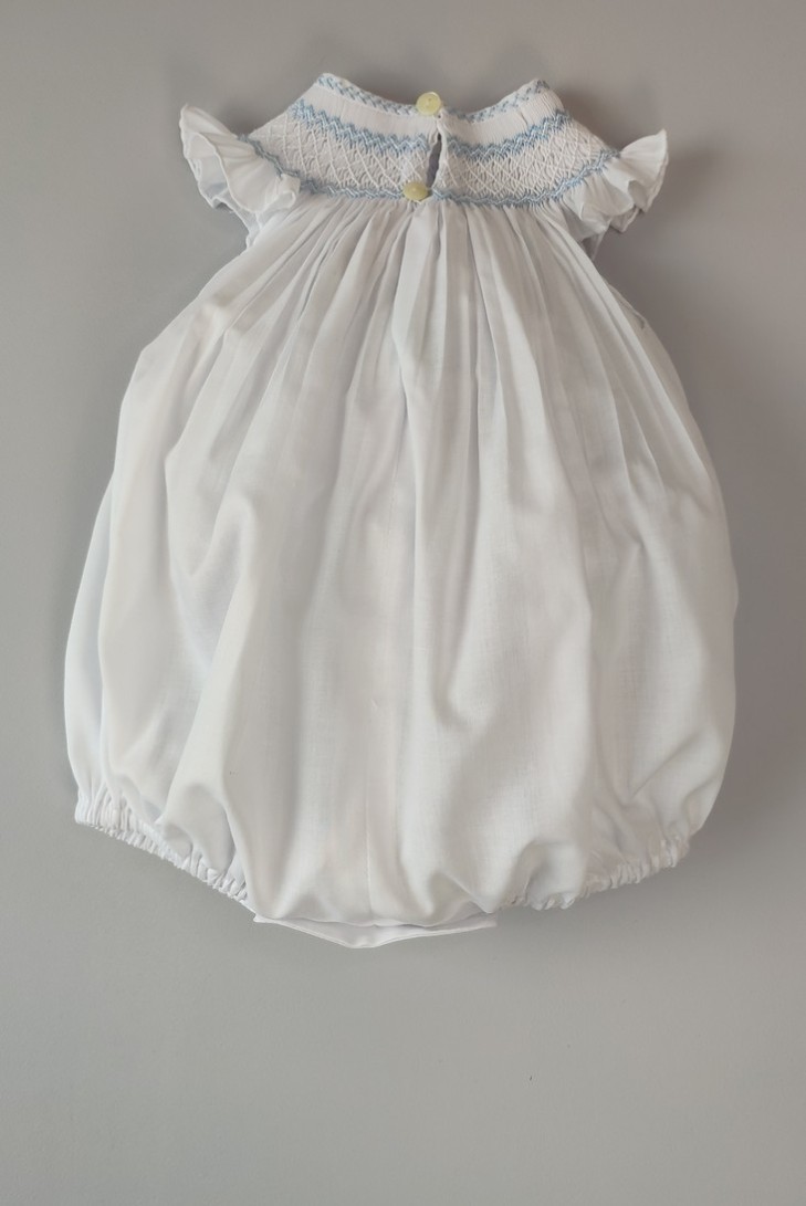 RANITA UNISEX BORDADO PUNTO SMOCK. BATISTA BLANCA-AZUL. VERANO 25.