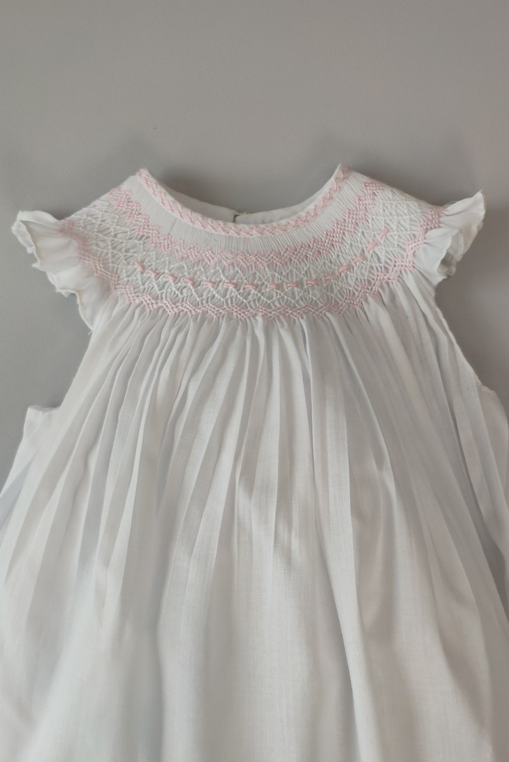 RANITA UNISEX BORDADO PUNTO SMOCK. BATISTA BLANCA-ROSA. VERANO 25.