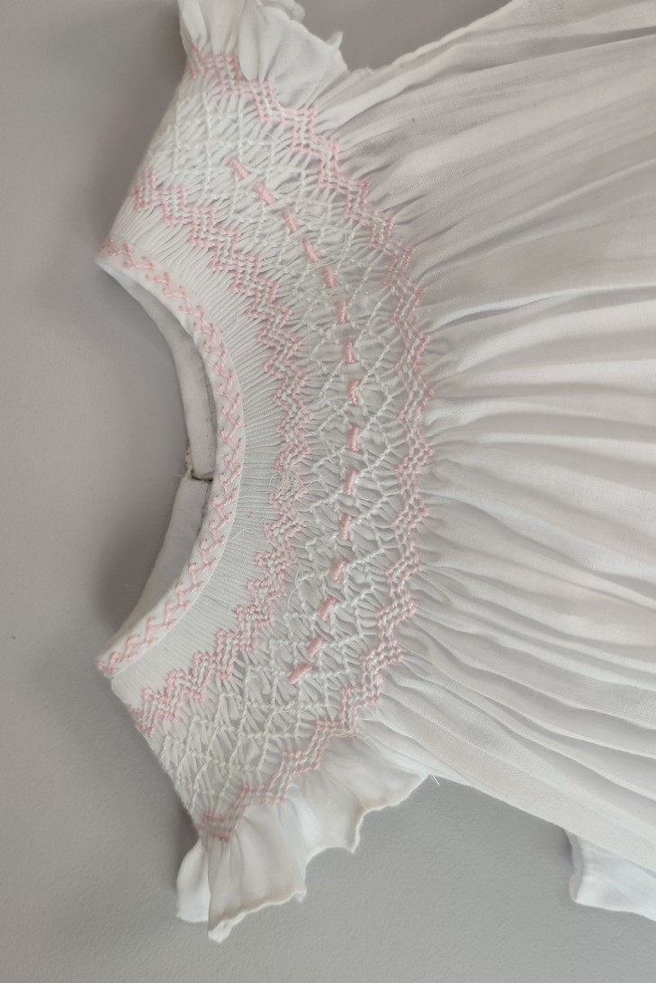 RANITA UNISEX BORDADO PUNTO SMOCK. BATISTA BLANCA-ROSA. VERANO 25.