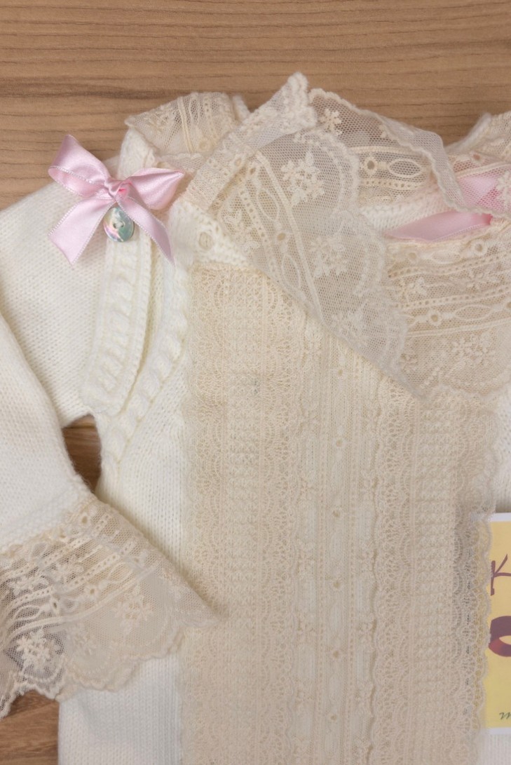 CONJUNTO UNISEX DE PUNTO CRUDO/ROSA BEBÉ (3 PIEZAS), Y62. KOBEZ. INVIERNO.