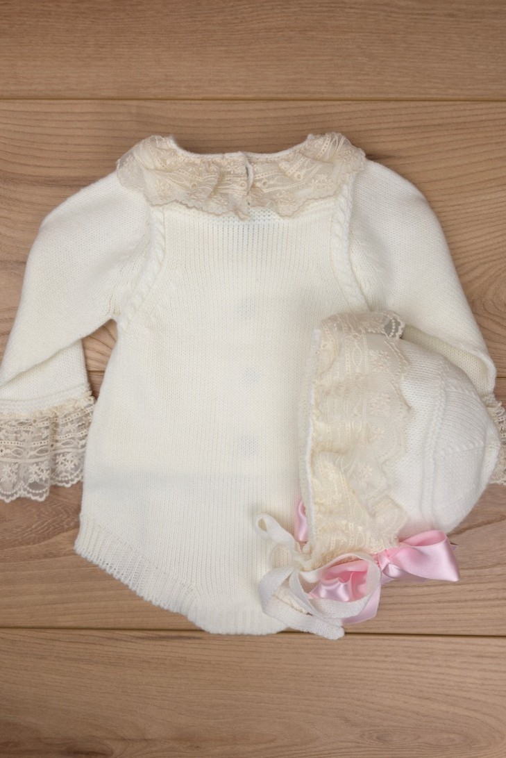 CONJUNTO UNISEX DE PUNTO CRUDO/ROSA BEBÉ (3 PIEZAS), Y62. KOBEZ. INVIERNO.