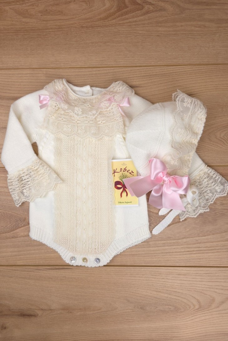 CONJUNTO UNISEX DE PUNTO CRUDO/ROSA BEBÉ (3 PIEZAS), Y62. KOBEZ. INVIERNO.