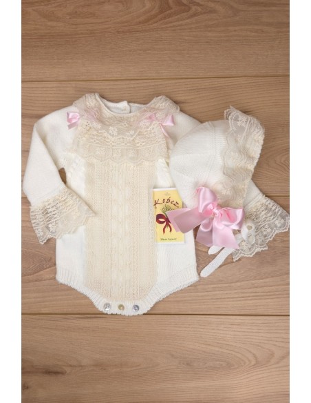 CONJUNTO UNISEX DE PUNTO CRUDO/ROSA BEBÉ (3 PIEZAS), Y62. KOBEZ. INVIERNO.