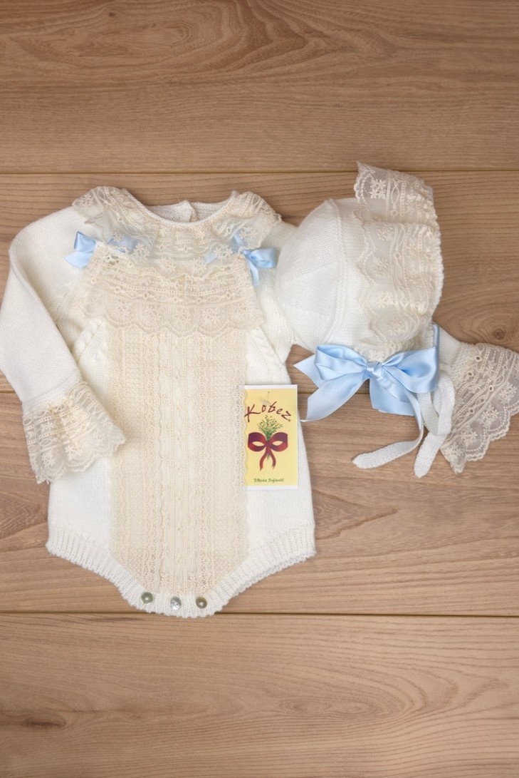 CONJUNTO UNISEX DE PUNTO CRUDO/CELESTE (3 PIEZAS), Y62. KOBEZ. INVIERNO.