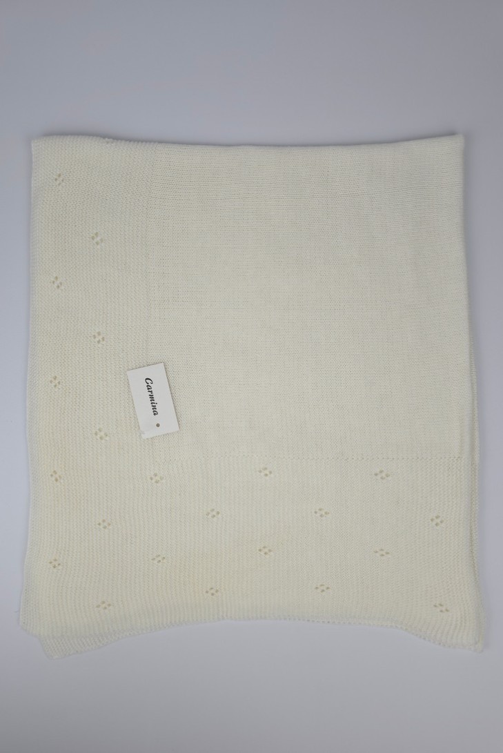 TOQUILLA COLOR BLANCO ROTO DE ARTESANÍA CARMINA. INVIERNO 26.