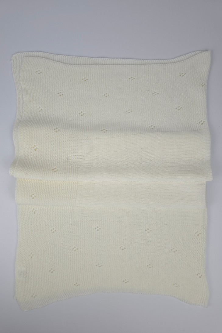 TOQUILLA COLOR BLANCO ROTO DE ARTESANÍA CARMINA. INVIERNO 26.