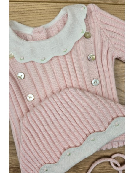 JERSEY Y CAPOTA BORDADOS A MANO DE ARTESANÍA CARMINA, ROSA/BLANCO. INVIERNO 26.