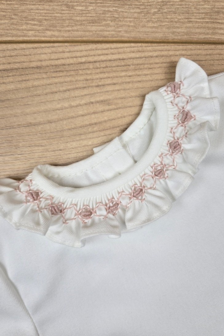 BLUSA VIELLA EN CRUDO CON CUELLO SMOCK ROSA PALO. ARTESANÍA CARMINA. INVIERNO 26.