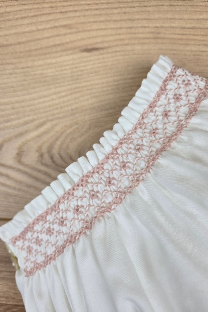 BRAGUITA VIELLA EN CRUDO BORDADA EN PUNTO SMOCK ROSA PALO. ARTESANÍA CARMINA. INVIERNO 26.